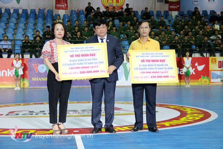 Tổng Giám đốc Đài Tiếng nói PG 88 Nổ Hũ Nguyễn Thế Kỷ trao hỗ trợ gia đình các nạn nhân tử nạn tại Vương quốc Anh cho đại diện Ủy ban MTTQ 2 tỉnh PG88 go Bắn cá, Hà Tĩnh.