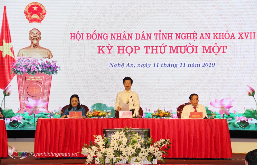 Đoàn chủ tọa kỳ họp.