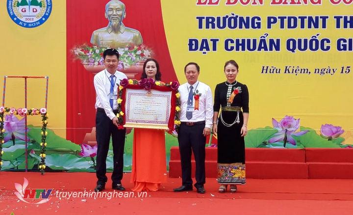 Nhà trường đón Bằng công nhận đạt chuẩn QG cấp độ 1.
