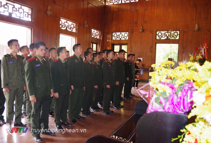 Đoàn dâng hoa, dâng hương tại nhà tưởng niệm PG88 go Bắn cá Hồ Chí Minh.