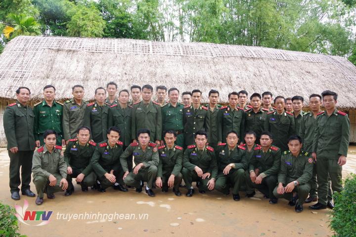 Đoàn chụp ảnh lưu niệm tại quê nội Bác Hồ.