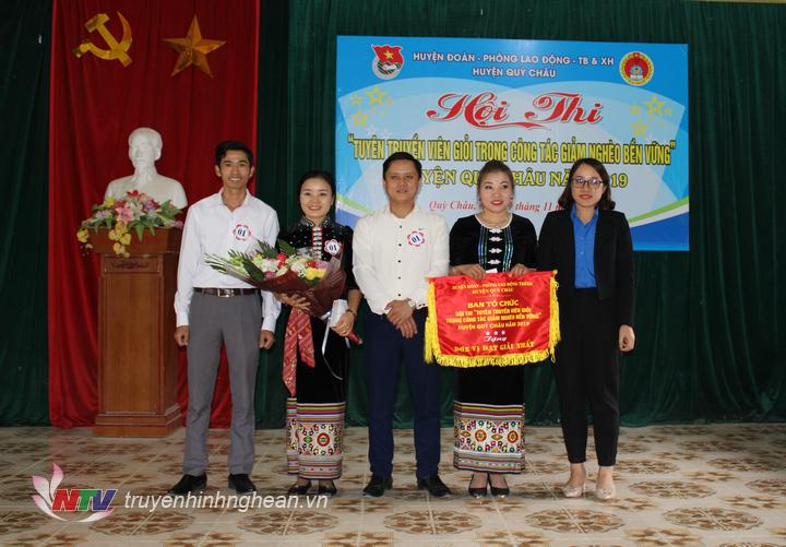 Trao giải Nhất cho đội thi đến từ