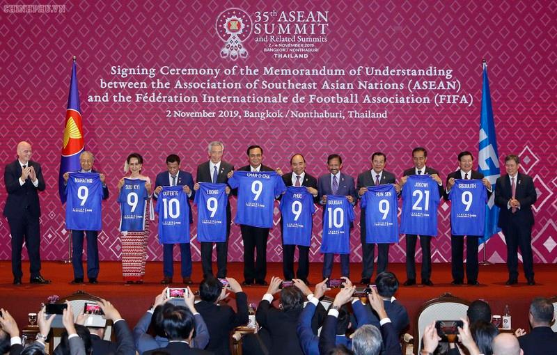 Quang cảnh lễ ký Bản ghi nhớ hợp tác giữa ASEAN và FIFA. 