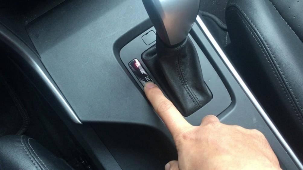 Việc về số N khi dừng đèn đỏ còn khiến xe tiêu tốn nhiên liệu hơn
