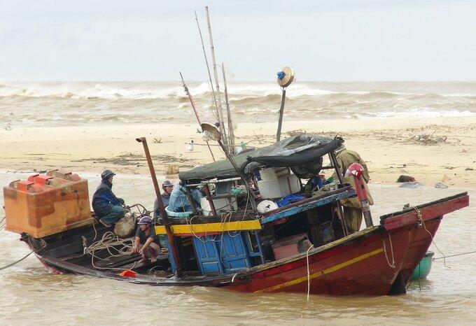 Tàu cá ở xã nhân Trạch bị chìm sau bão Vamco.