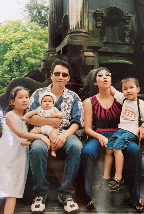 Anna (váy trắng) lúc nhỏ bên gia đình.