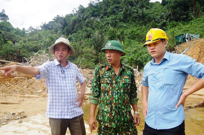 Đại diện các lực lượng, đơn vị bàn bạc phương án nắn dòng, đắp đập phục vụ cứu hộ cứu nạn tại Rào Trăng 3.