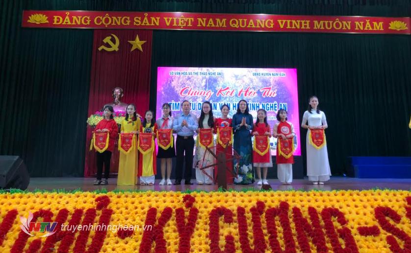 BTC trao cờ lưu niệm cho các đội tham gia vòng chung kết.