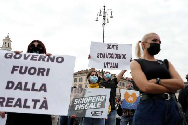 Nhiều chủ nhà hàng, quán bar ở Rome (Ý) tuần hành phản đối quy định buộc họ đóng cửa quán trước 18 giờ mỗi ngày.