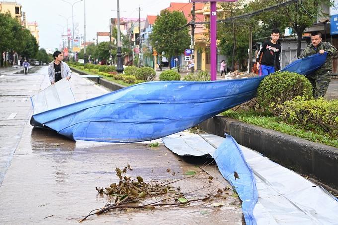 Người dân TP Đồng Hới dọn dẹp trên đường phố.
