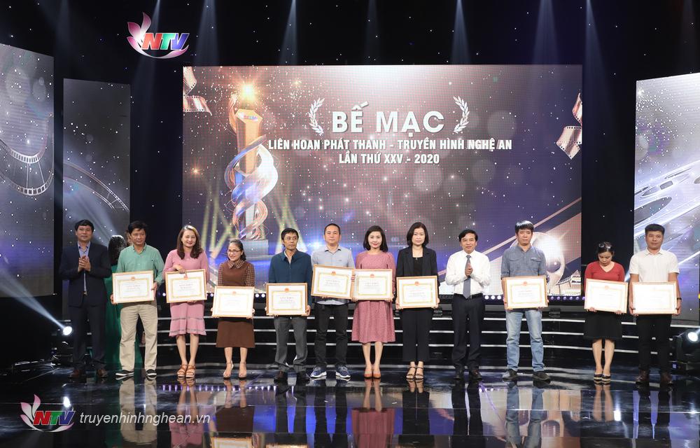 Trao Giấy khen cho