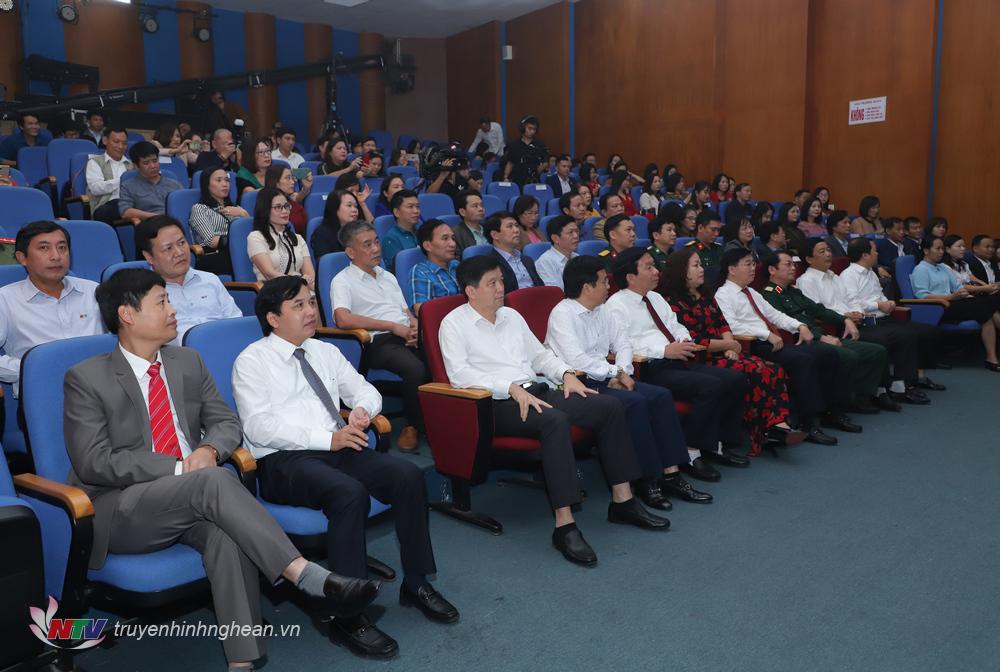 Các đại biểu dự lễ bế mạc và trao giải.