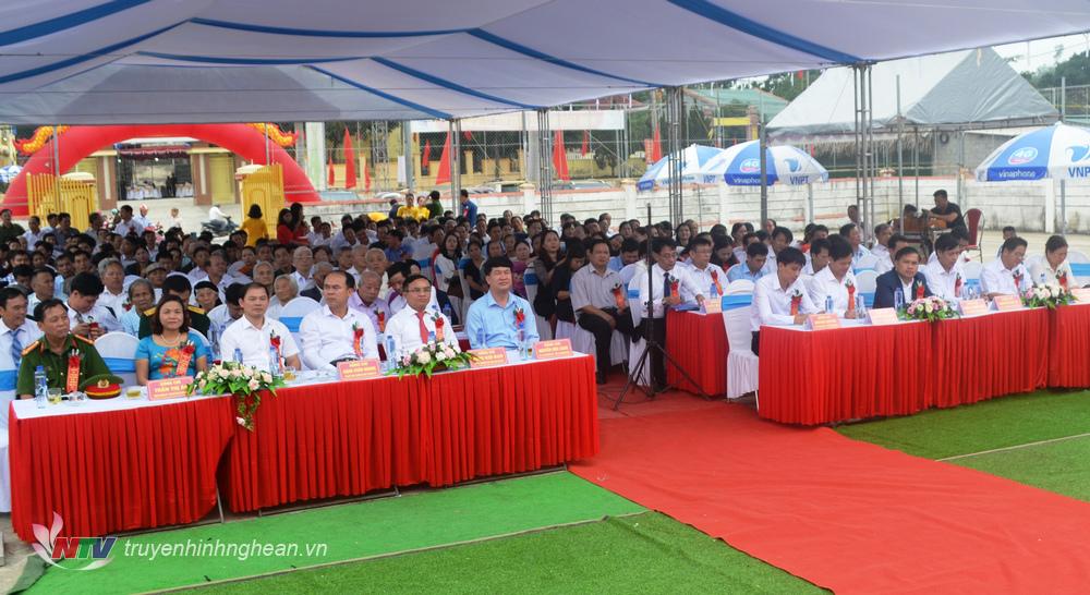 Các đại biểu dự buổi lễ.