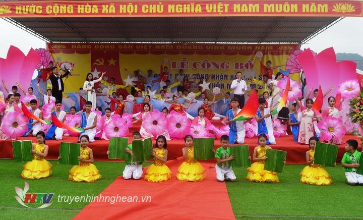 Tiết mục văn nghệ chào mừng tại buổi lễ.