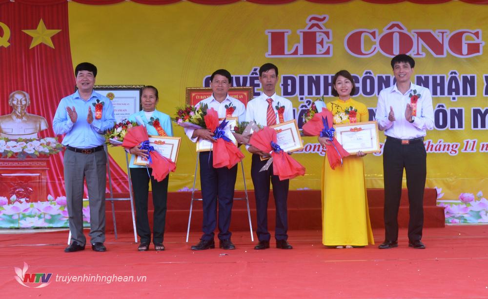 Lãnh đạo huyện trao giấy khen cho các tập thể, cá nhân.