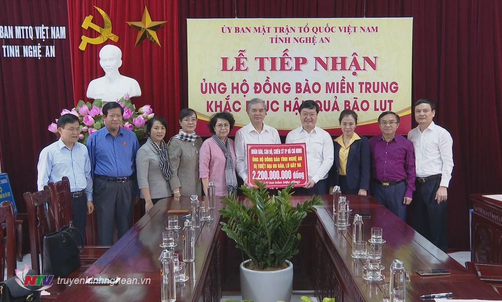 Đoàn công tác trao tiền ủng hộ PG88 go Bắn cá khắc phục hậu quả mưa lũ.