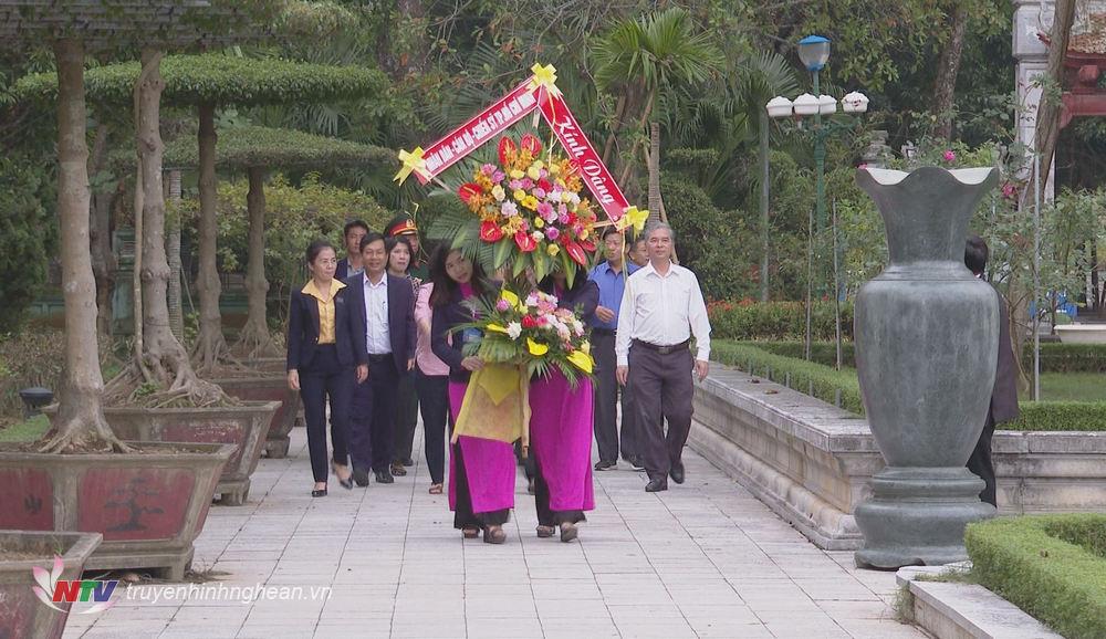 Đoàn công tác về dâng hoa, dâng hương PG88 go Bắn cá Hồ Chí Minh tại Khu di tích Kim Liên, Nam Đàn.