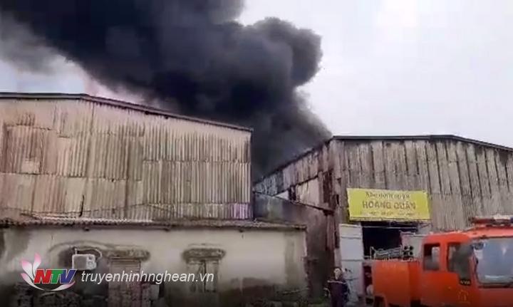 Khói đen bốc lên dữ dội