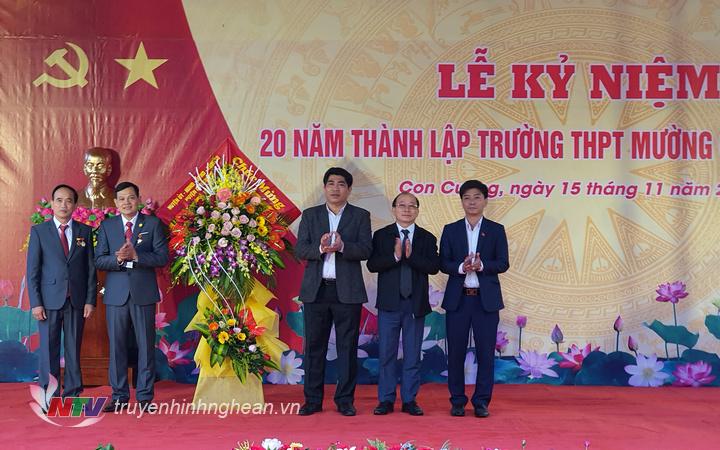 Lãnh đạo huyên tặng hoa chúc mừng nhà trường.