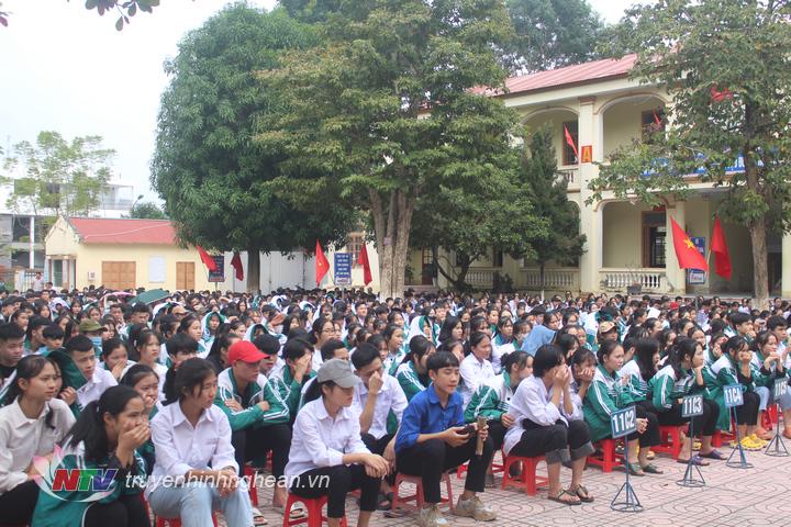 Hơn 1.300 học sinh hào hứng theo dõi hội thi.