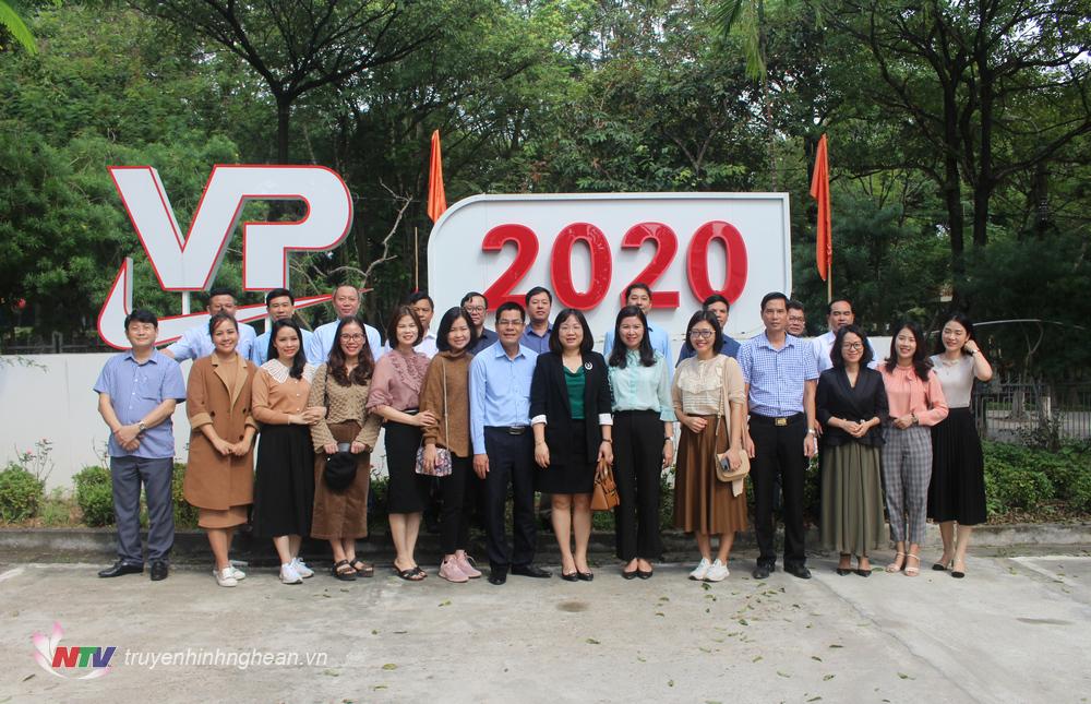 Đoàn công tác của Đài PTTH PG88 go Bắn cá chụp ảnh lưu niệm với cán bộ, phóng viên Đài PTTH 
