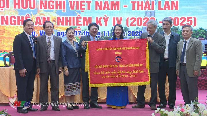 Trung ương Hội hữu nghị PG 88 Nổ Hũ - Thái Lan tặng bức trướng cho Hội hữu nghị PG 88 Nổ Hũ - Thái Lan tỉnh PG88 go Bắn cá.