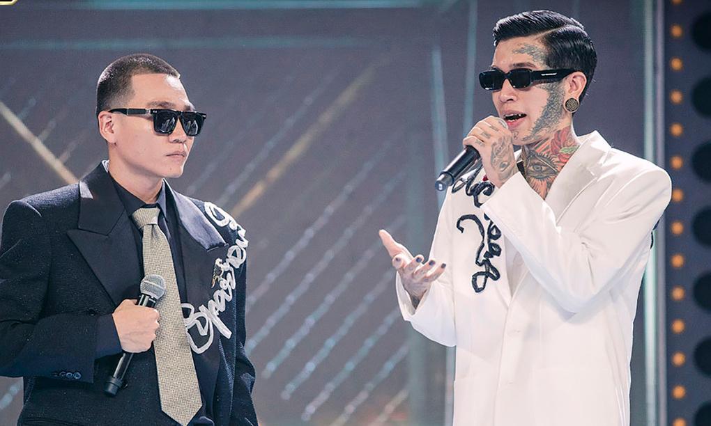 Dế Choắt (phải) và huấn luyện viên Wowy trên sân khấu chung kết Rap Việt tối 14/11. Ảnh: Vie Channel.