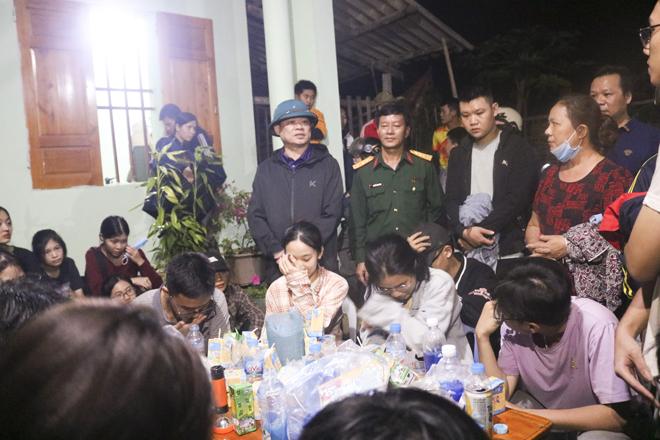 Lãnh đạo tỉnh Bắc Kạn trực tiếp có mặt chỉ đạo tìm kiếm và động viên các em sau khi được tìm thấy