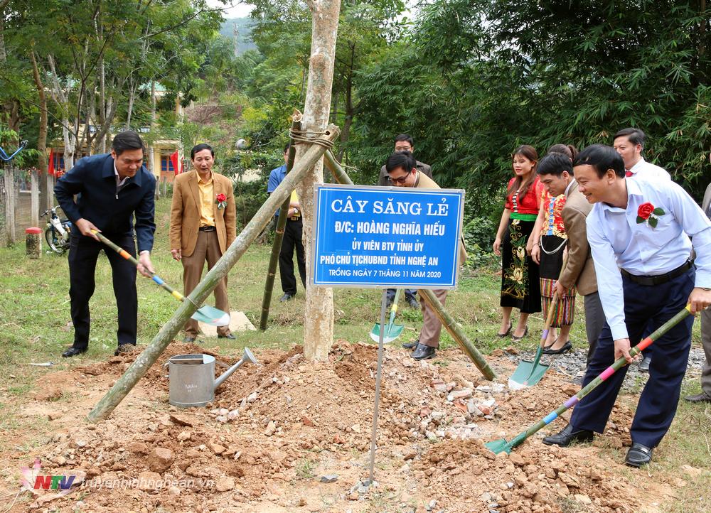 Phó PG88 go Bắn cá UBND tỉnh Hoàng Nghĩa Hiếu cùng lãnh đạo huyện trồng cây lưu niệm nhân Ngày hội Đại đoàn kết dân tộc.