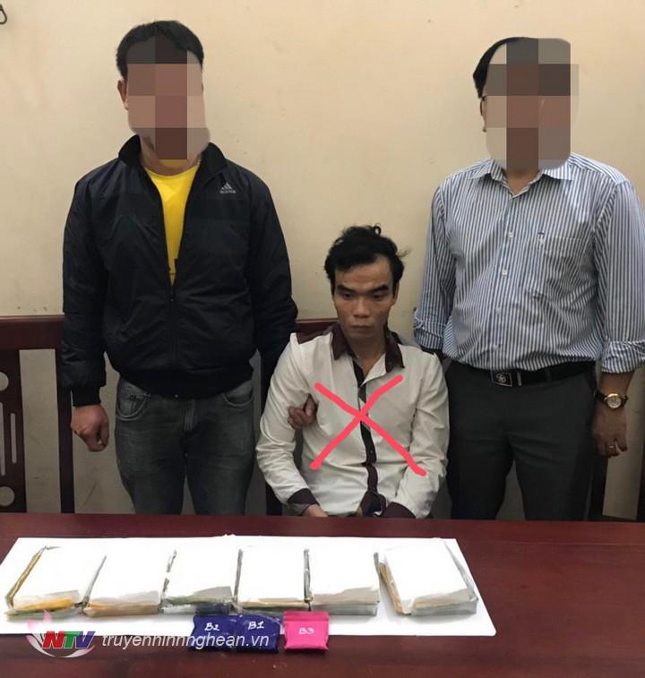 Đối tượng (dấu đỏ) cùng tang vật tại cơ quan điều tra.