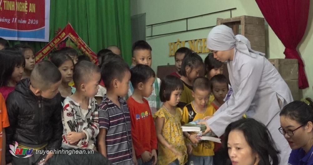 Trao quà cho học sinh nghèo
