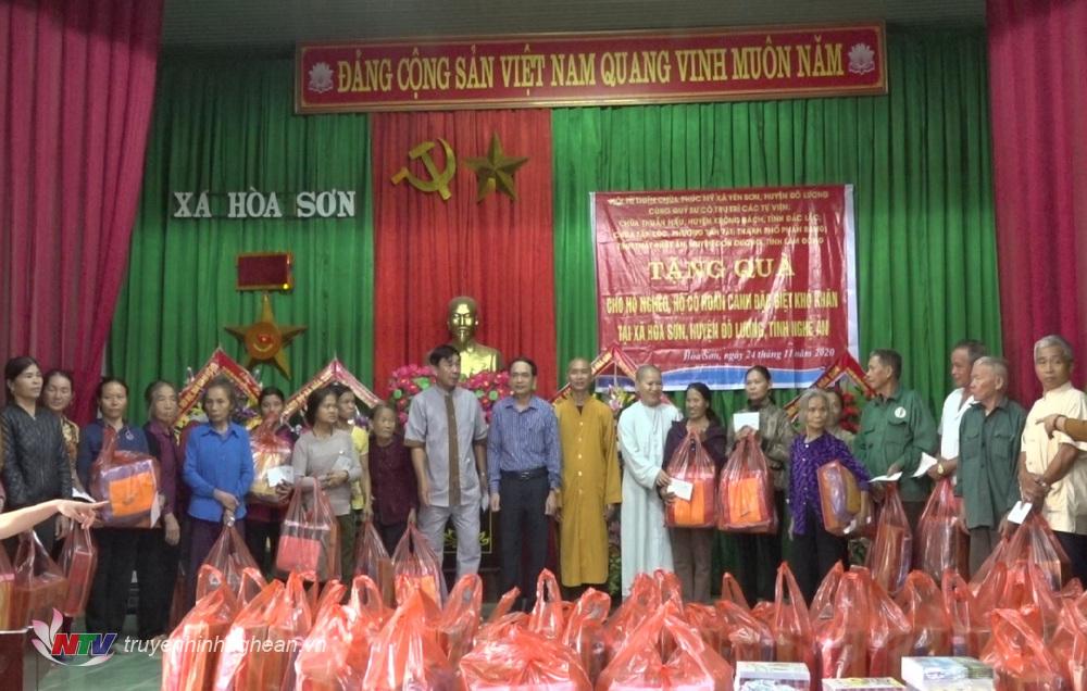 Trao quà cho các hộ nghèo, hoàn cảnh khó khăn trên địa bàn huyện Đô Lương.
