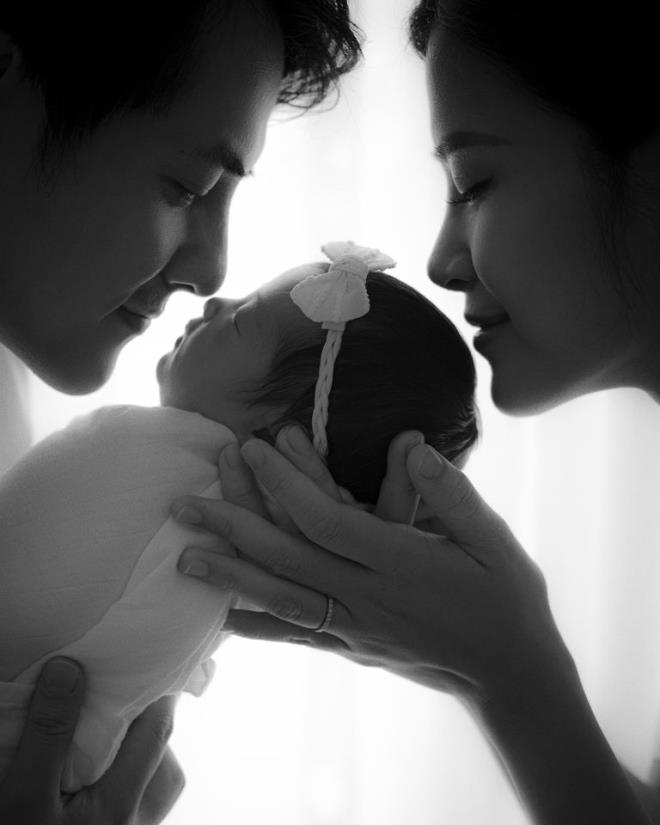 Đông Nhi hạnh phúc bên chồng con.