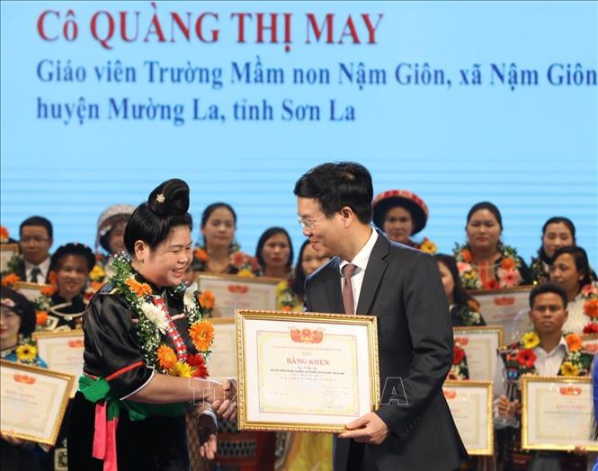 Trưởng Ban Tuyên giáo Trung ương Võ Văn Thưởng trao bằng khen tặng các thầy cô giáo được tuyên dương.