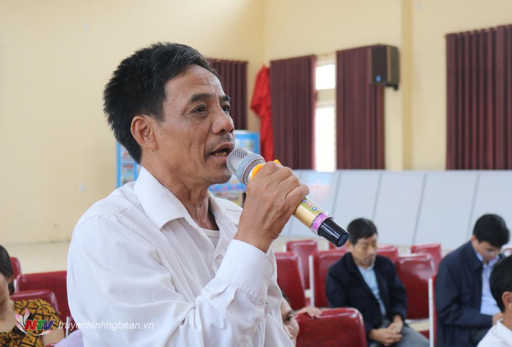 Cử tri nêu ý kiến, kiến nghị tại buổi tiếp xúc.