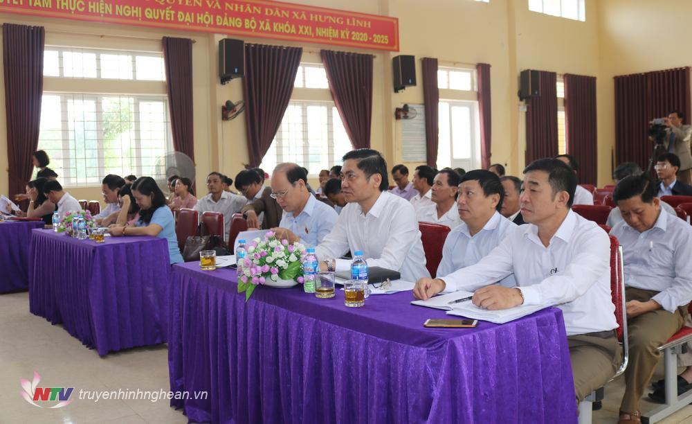 Các đại biểu tham gia tiếp xúc cử tri.