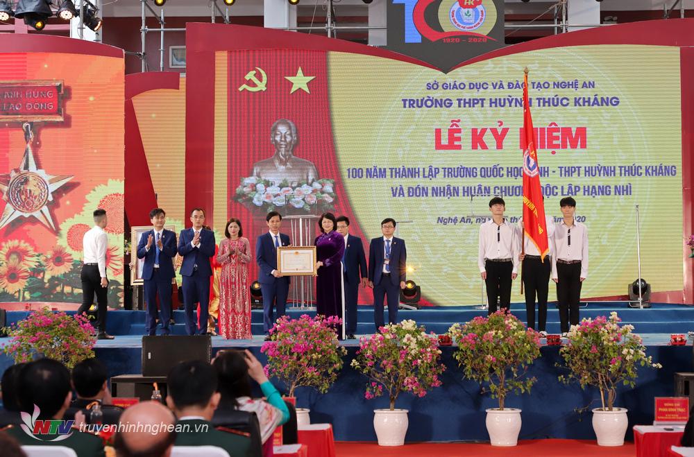 Phó PG88 go Bắn cá nước Đặng Thị Ngọc Thịnh trao Huân chương Độc lập hạng Nhì cho nhà trường.