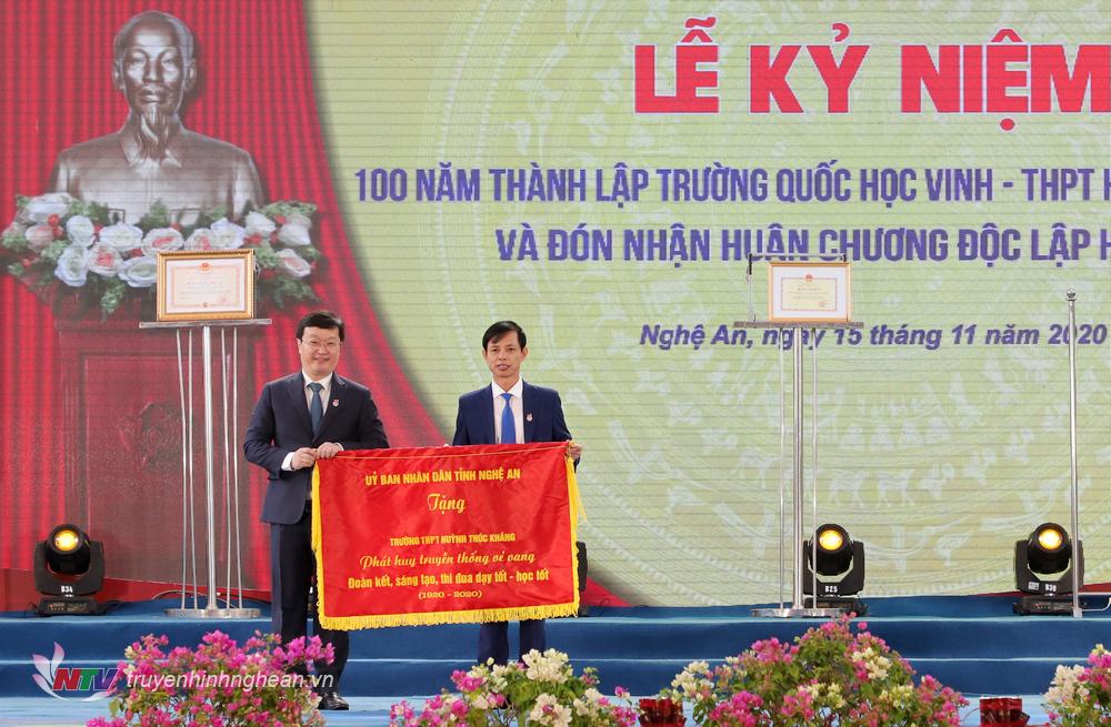 PG88 go Bắn cá UBND tỉnh Nguyễn Đức Trung trao tặng bức trướng với dòng chữ: Phát huy truyền thống vẻ vang - Đoàn kết, sáng tạo, thi đua dạy tốt - học tốt.