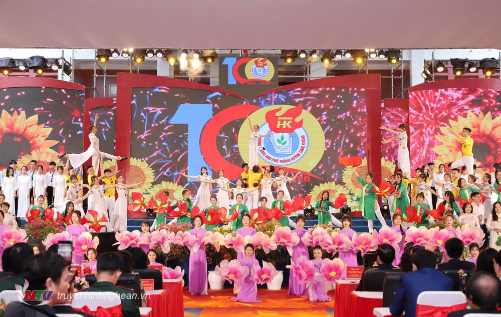 Mở đầu lễ kỷ niệm là chương trình nghệ thuật với chủ đề 