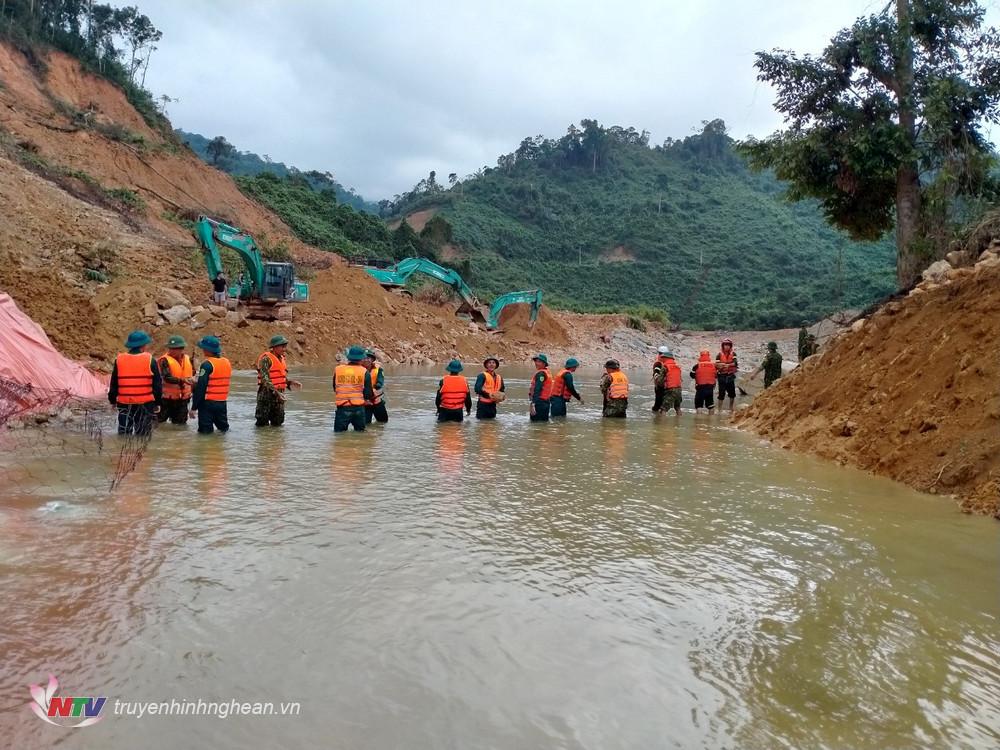 Vận chuyển đá làm rọ đắp đập