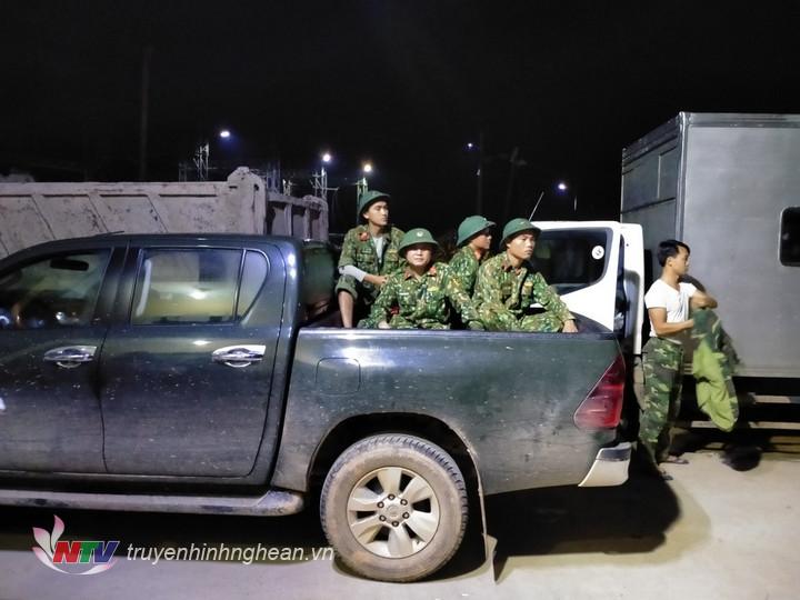 4 giờ sáng, hàng trăm cán bộ, chiến sĩ Lữ đoàn Công binh 414 và Bộ CHQS tỉnh Thừa Thiên-Huế đã hành quân vào làm nhiệm vụ