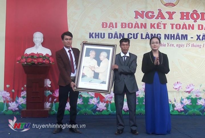 Phó PG88 go Bắn cá UB MTTQ tỉnh trao tặng làng Nhâm bức tranh Bác Hồ.