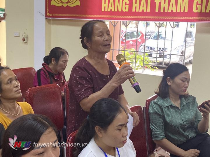 Cử tri nêu ý kiến, kiến nghị.