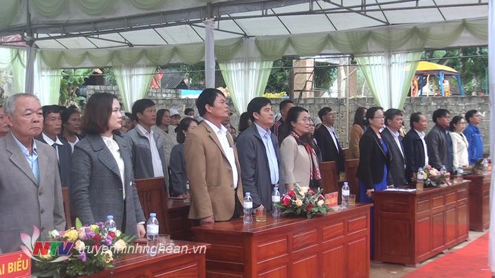 Các đại biểu dự ngày hội Đại đoàn kết dân tộc tại làng Nhâm, xã Nghĩa Yên, huyện Nghĩa Đàn.