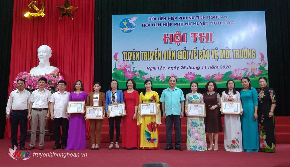 Trao thưởng cho các đội tham gia hội thi.