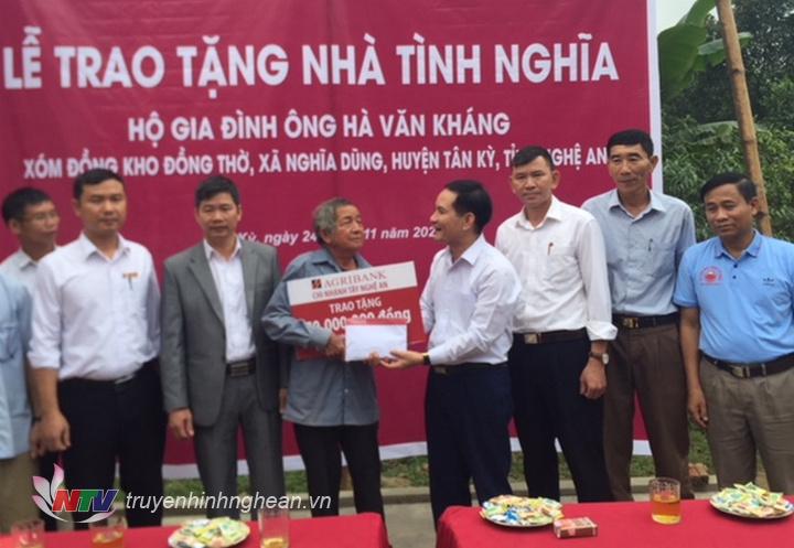Bàn giao nhà tình nghĩa cho gia đình ông Hà Văn Kháng.