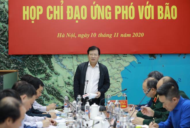 Phó Thủ tướng cũng yêu cầu tập trung bảo vệ an toàn hồ đập, rà soát, khắc phục điểm yếu của các công trình, đảm bảo vận hành an toàn, đặc biệt là hồ thuỷ lợi.  Cơn bão số 13 dự báo sẽ vào Biển Đông vào sáng 12/11 và khoảng ngày 15/11 sẽ đe dọa nhiều tỉnh ở khu vực miền Trung. Theo đánh giá cơn bão 13 có sức gió rất lớn, có thể giật cấp 15 nếu như không suy giảm. Nếu bão 13 vào khu vực miền Trung có thể sẽ gây thiệt hại nặng nề nếu chúng ta chủ quan.  Tôi đề nghị các địa phương cần gấp rút ứng phó với bão 12, mưa sau bão số 12 nhưng cũng cần chủ động ngay phương án để ứng phó với cơn bão số 13, Phó Thủ tướng nhấn mạnh.