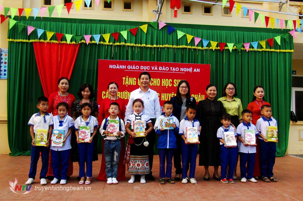 Trao tặng vở cho học sinh nghèo.