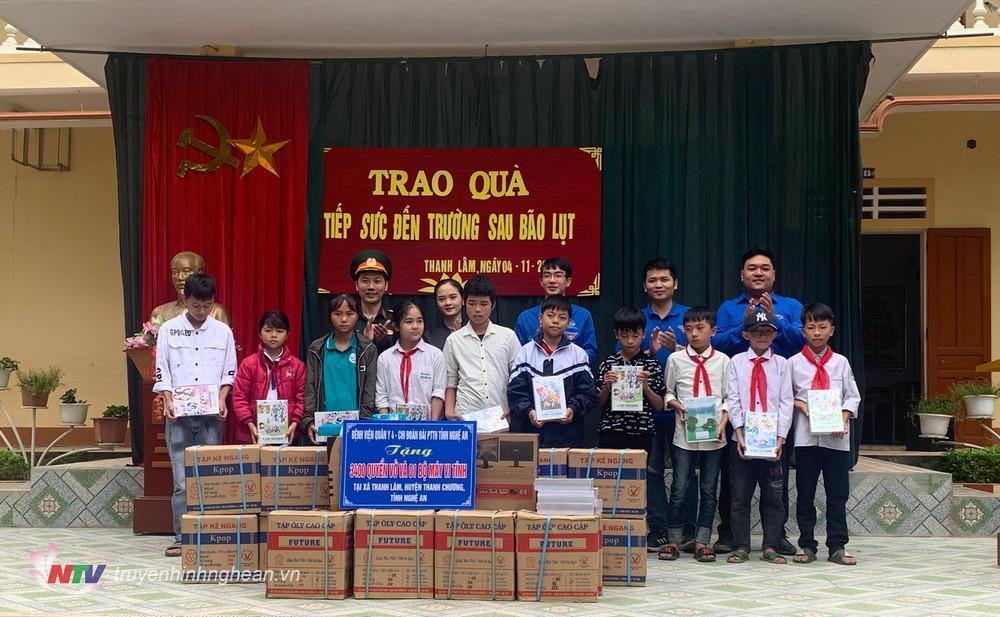 Trao vở cho học sinh sinh hai Trường