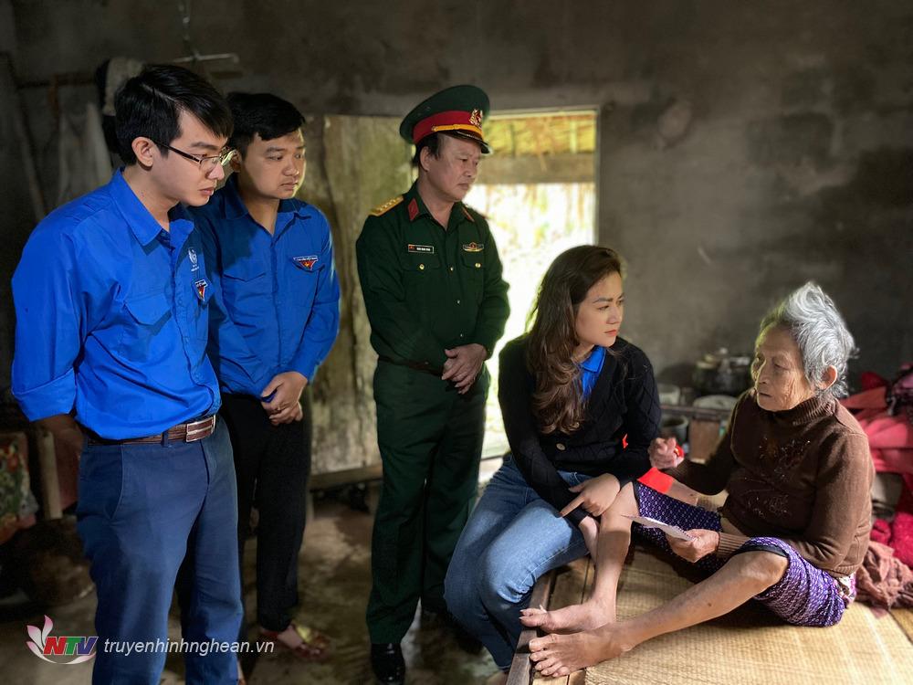 Đoàn thăm hỏi, động viên, tặng quà